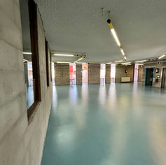 Sol en résine époxy flake finition mate dans espace fonctionnel