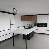 Revêtement de sol en résine mate dans une cuisine moderne