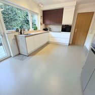 Sol en résine sans joint dans cuisine moderne