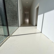 Sol en résine moderne gris clair, revêtement durable et design pour intérieur contemporain