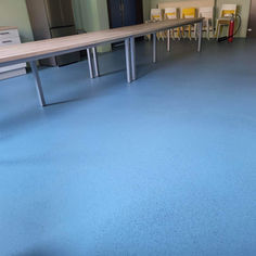 sol en résine avec flocons de vinyle, revêtement de sol durable, design de sol personnalisé, sol résistant, entretien facile, motif de flocons de vinyle, revêtement de sol esthétique, aménagement intérieur moderne