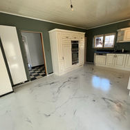 Revêtement de sol sans joint en résine effet marbré