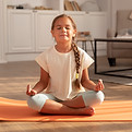 enfant-meditant-tapis-yoga-plein-coup.jpg