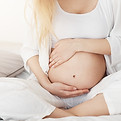 jeune-enceinte-bientot-maman-touchant-son-ventre-assise-dans-sa-chambre-apres-midi-concept
