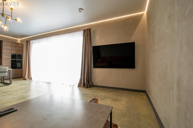 Modernne elutuba hallide seinte ja minimalistliku kujundusega laseb silmal puhata ning loob rahuliku atmosfääri. 