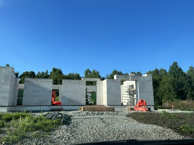 Vundament ja kandev seinad: Tugeva ja stabiilse aluse tagamiseks rajatakse Suurele Peremajale tugev vundament. Seejärel püstitatakse kandev seinad, mis moodustavad maja struktuurilise raami.