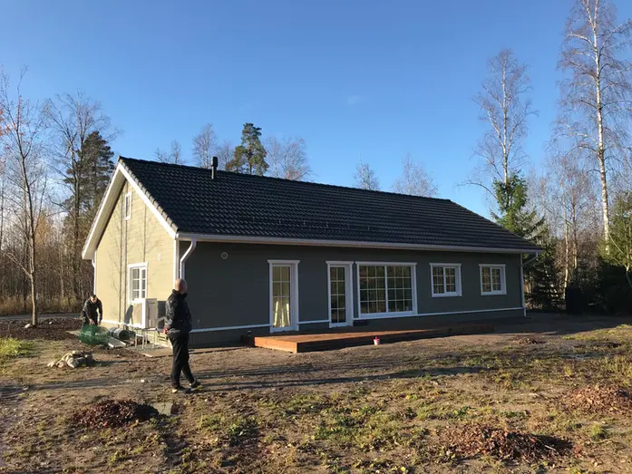 Avarad terrassid ja rõdud: Nautige looduse ilu ja lõõgastuge avaratel terrassidel või rõdudel, mis on ideaalsed kohad päikesepaiste nautimiseks, söömiseks ja külaliste meelelahutuseks.