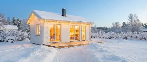 Moodulmaja Murika on klassikaline valge viilkatusega puitmaja lumises talveaias, mille suu