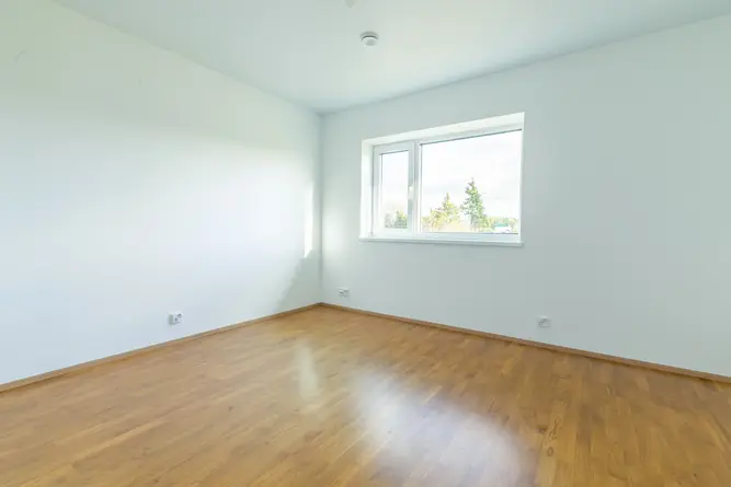 Minimalistlik ja elegantne esteetika: Uusarendus elumaja siseviimistlus on minimalistlik ja elegantne, pakkudes puhtaid jooni, avaraid ruume ja valgusküllaseid interjööre. See stiil sobib ideaalselt kaasaegsetele elanikele, kes hindavad funktsionaalsust ja esteetikat.