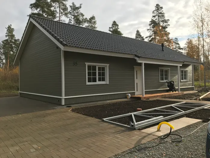 Lähedus loodusele: Nautige lähedust loodusele ja kõiki selle pakutavaid eeliseid selles maalilises asukohas asuvas mattrohelise värviga puitmajas.