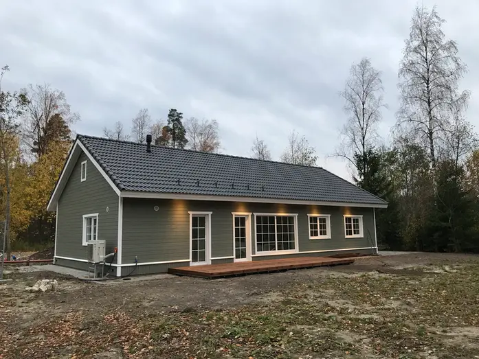 Looduslik soojus ja hubasus: Nautige looduslikku soojust ja hubasust selles mattrohelise värviga puitmajas, mis on ehitatud kvaliteetsetest puitmaterjalidest.