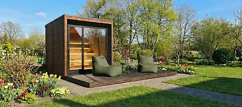 Moodulsaun Salme klaasfassaadi ja terrassiga suvises aias.webp