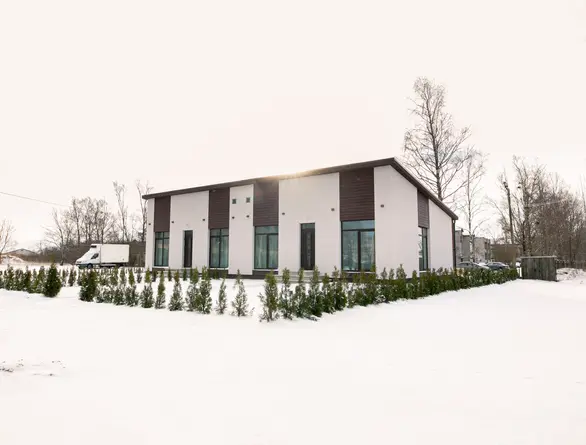 Vähem on rohkem: See minimalistlik paarismaja keskendub kvaliteetsetele materjalidele ja puhtaille joontele, luues luksusliku ja rahuliku elamise.