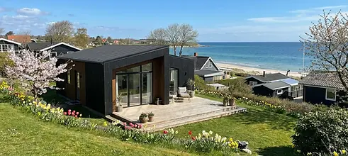 Moodulmaja Mändjala on modernne merevaatega viilkatusega eramu, millel on tume puitfassaad