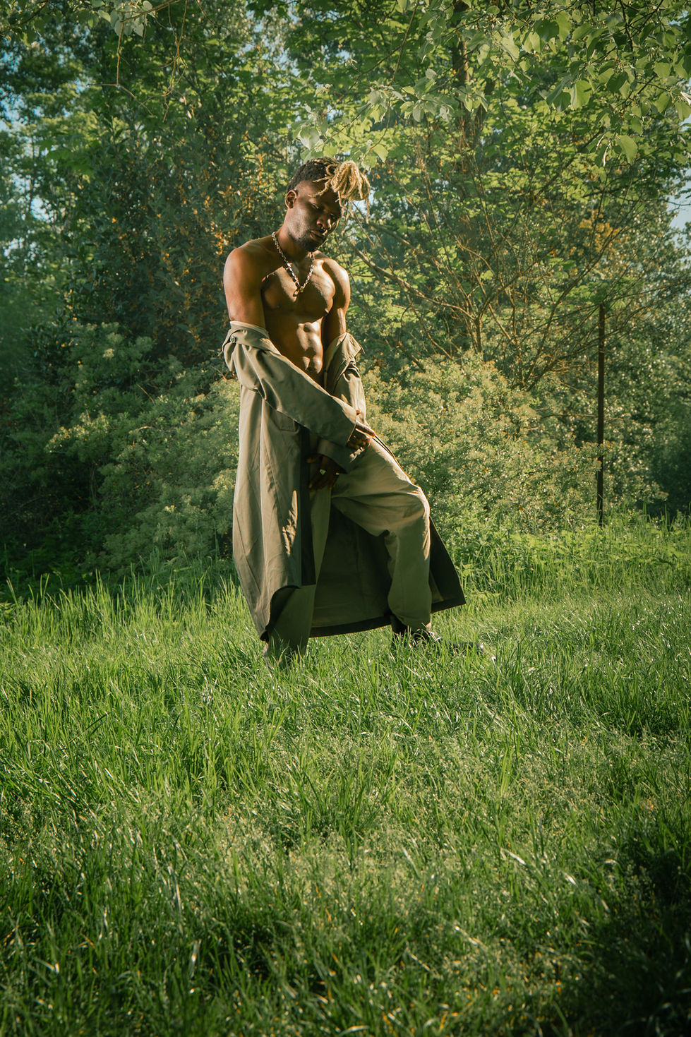 Editorial shoot with JPAIN — French rapper, performer, and multidisciplinary artist — immersed in nature.
Themes: green, brown, movement, dance, body, connection.

Location: Paris – Fontainebleau, France (2025)
Photography: © Florine Kieffer, French photographer based in Paris

