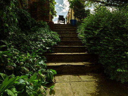 La chaise en haut des escaliers en face de la porte d’entrée. Claude aimait
