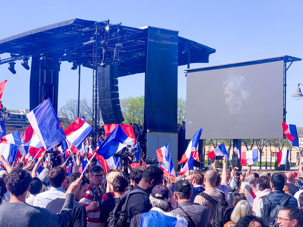 Meeting politique de Marine Lepen, contestant la condamnation pour détournement de fonds publiques le dimanche 7 avril 2025 devant les Invalides, Paris, France