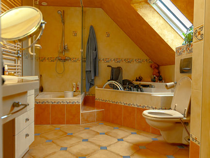 La chaise dans la salle de bain aménagée. Un bain à bulles que mon père
