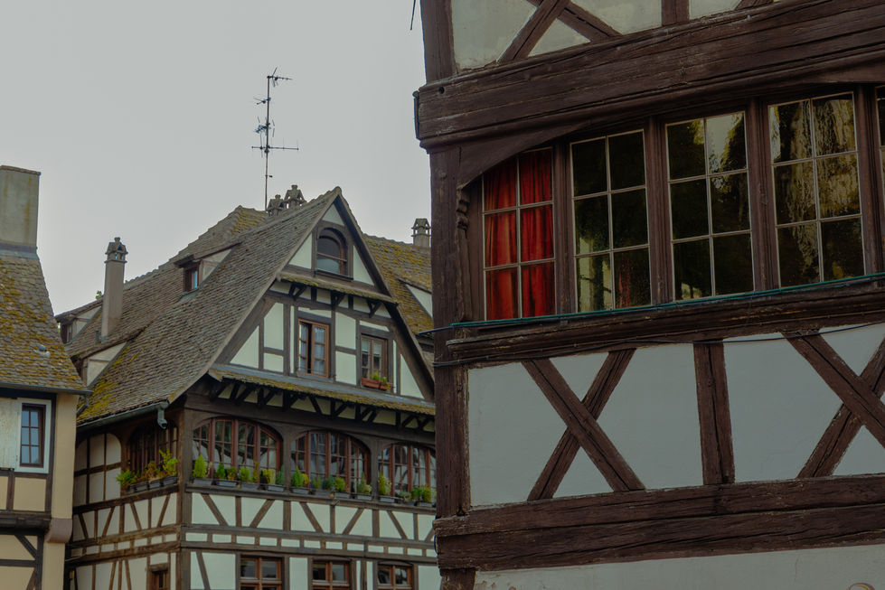 Alsace, summer, a few days

Between Mulhouse and Strasbourg, waiting for my connections, I step out of these stations I know so well. I don’t really want to be there, but I force myself to photograph: tourists, architecture, empty spaces.
I wonder if I can get something out of it, even while forcing myself.

I often say that traveling is first and foremost about rediscovering landscapes we know by heart. Photography is a life school that forces me into discomfort, to stand still when I want to run, to slow down when everything pushes me to hurry.
Photographing means learning to look with fresh eyes, allowing myself to rediscover shapes, streets—everything.
I quickly grow tired of things, of repetition, sometimes of others.

