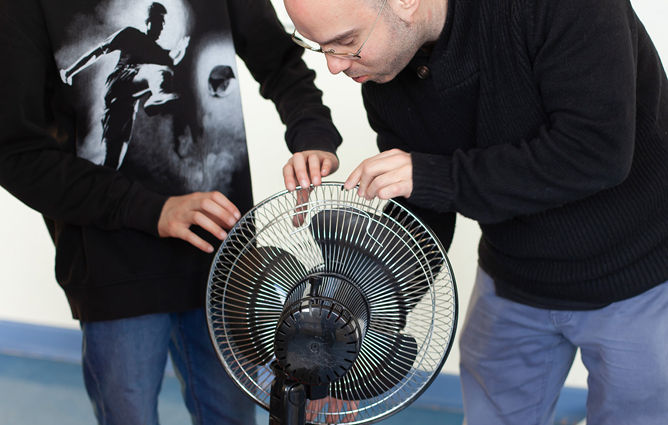 Julius Bockelt (rechts) während des Unterrichts an einer Regelschule, 2020, Foto: Elena Osmann