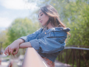 Rising bedroom-pop artist Loren Aronov shares introspective new single ‘Mask On’