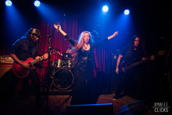 Lyria lança versões ao vivo de Jester e Hard to Believe