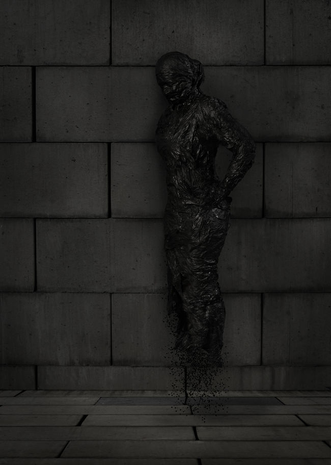 Fotokunst. Maria Lomholdt er en grænsesøgende foto kunstner, foto kunst, photo art, a woman standing, being perfect