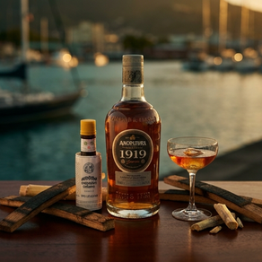 Bouteille de rhum Angostura, Trinidad Distillers Limited, seule distillerie active de Trinidad depuis 1945. Maison fondée en 1824 par le Dr Johann Siegert. Gamme comprenant les expressions 1787 (15 ans), 1824 (12 ans) et 1919 (8 ans minimum). Nommée gamme de rhums la plus primée au monde par les Rum Masters.