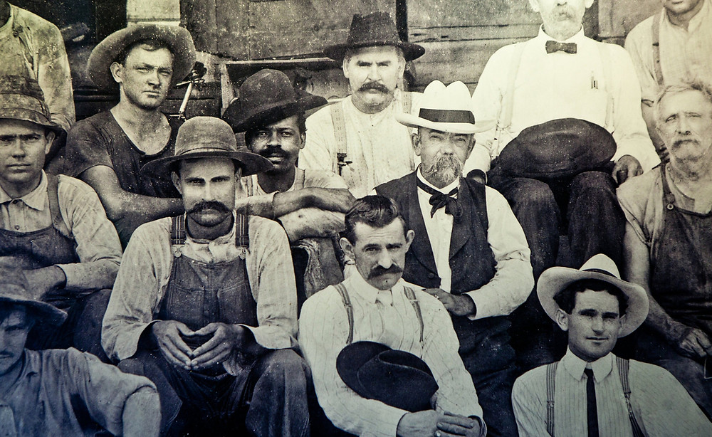 Jack Daniel est l'homme au chapeau blanc et grosse moustache au centre de la photo, alors que le fils de Nearest Green est l'homme noir assis à ses côtés.