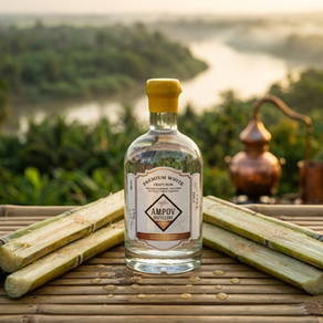 Bouteille de rhum Ampov, premier rhum premium de pur jus de canne du Cambodge, produit à Phnom Penh par la distillerie franco-cambodgienne fondée par Ralph Meyer en 2022. Distillation en alambics pot still 100% cuivre, vieillissement tropical sans ajout de sucre ni colorant.