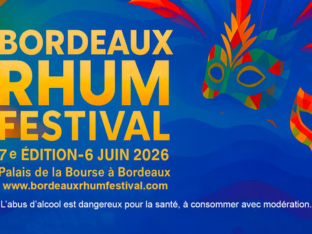Vue intérieure du Palais de la Bourse de Bordeaux lors du Bordeaux Rhum Festival, avec des stands de rhum installés dans un cadre historique, des visiteurs échangeant calmement avec les exposants et une ambiance conviviale et élégante, sans foule dense.