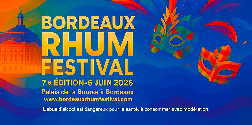 Vue intérieure du Palais de la Bourse de Bordeaux lors du Bordeaux Rhum Festival, avec des stands de rhum installés dans un cadre historique, des visiteurs échangeant calmement avec les exposants et une ambiance conviviale et élégante, sans foule dense.