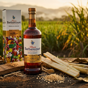 Bouteille de rhum Barbancourt, maison haïtienne fondée en 1862 par Dupré Barbancourt, originaire de la Charente. Pur jus de canne Madame Mevs, double distillation charentaise, vieillissement en fûts de chêne du Limousin. Cinq générations de famille, plus de 160 ans de savoir-faire haïtien.