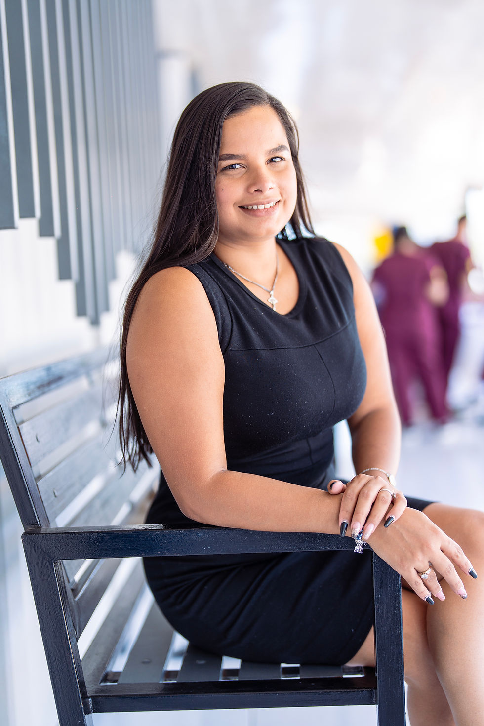 Retrato de estudiante activa de la universidad comentando sobre su experiencia educativa