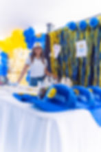 Regalía de gorras de parte de la universidad a estudiantes