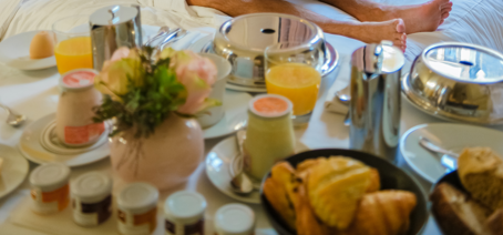 ベッドの上のパリ――銀の蓋が開く音で朝が始まる