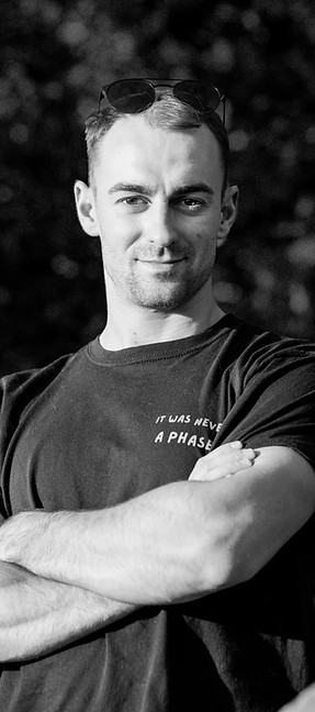 Photo de portrait d'un homme qui souris. Image en noir et blanc