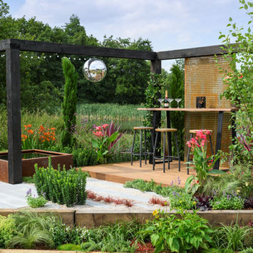 Sarah presenting her show garden at the BBC's Autumn Fair 2024.