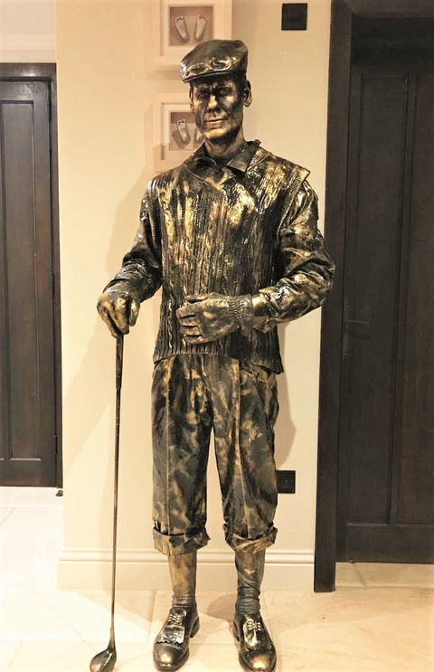 Golf player living statue