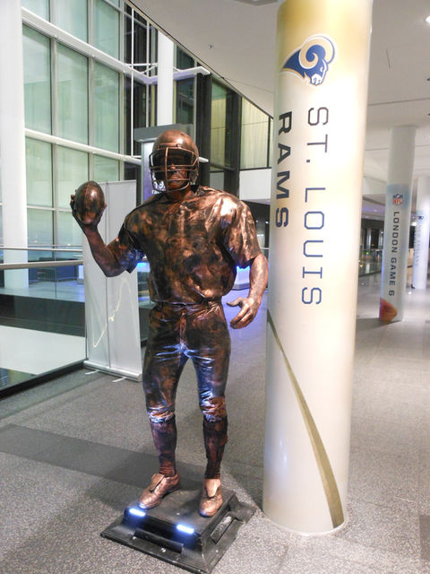 American-footballer-statue living statue