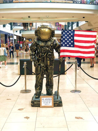Buzz-Aldrin statue living statue
