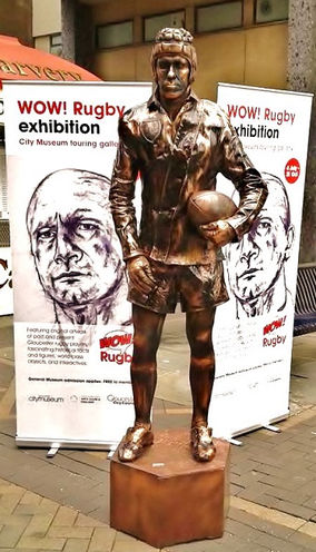 Rugby-statue living statue