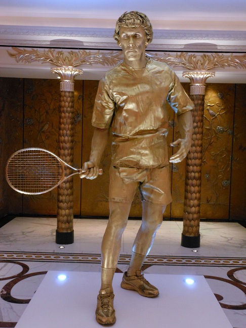 tennis player living statue