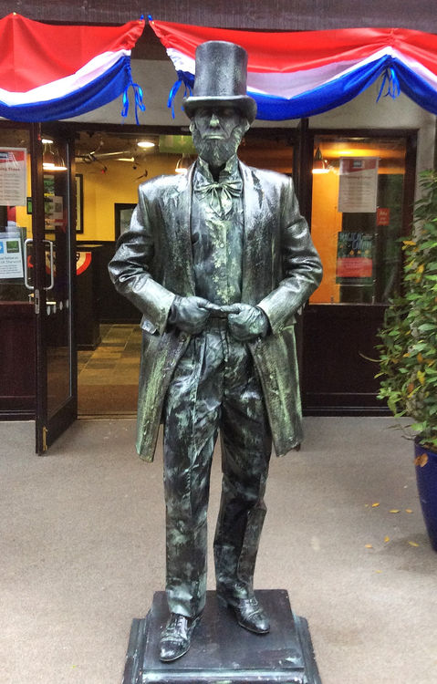 President-Lincoln statue living statue