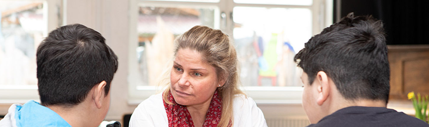 Daniela spricht mit zwei Jungs