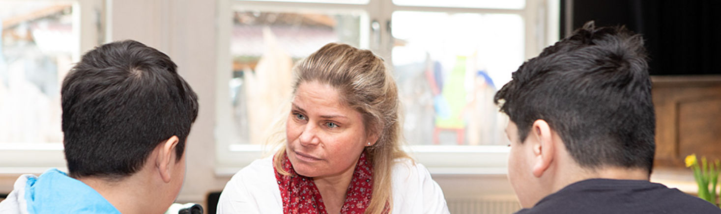 Daniela spricht mit zwei Jungs