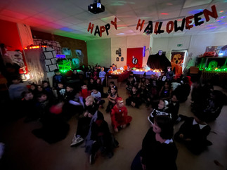 Kinder bei der Halloweenfeier