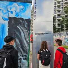 Schülerin liest sich Information zur Berliner Mauer durch