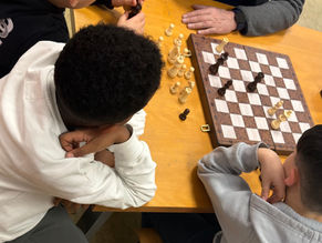 Kinder spielen Schach