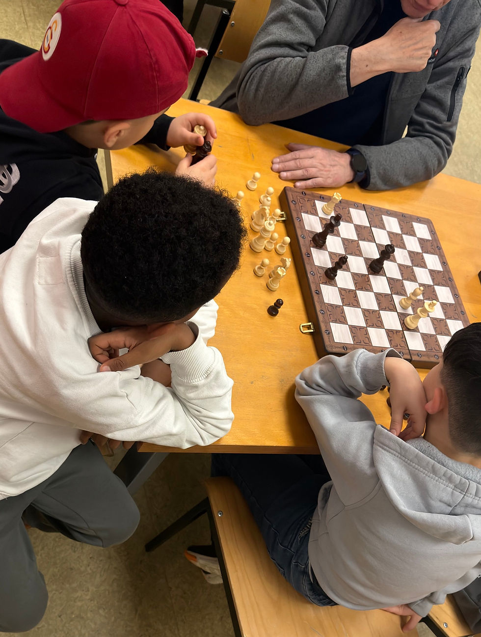 Kinder spielen Schach